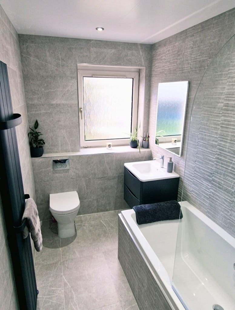 Carron shower bath in Pollockshields